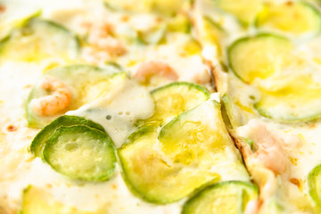 Pizza con zucchine, gamberi e panna 