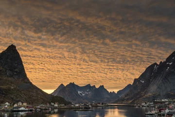 Fototapete Reinefjorden Golden sky at the fishing harbour of Reine at Lofoten Islands / Norway at sunset