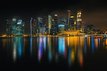 Plakat Views of business district Marina Bay at night, Singapore.