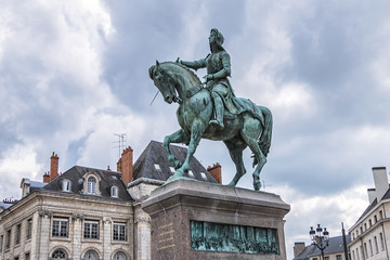 Fototapeta premium Bronze equestrian statue of Jeanne d'Arc (Joan of Arc, 1855) in the centre of Place du Martroi (Martroi square) in Orleans, France.