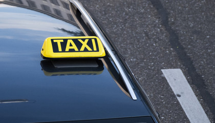 Taxischild auf einem Autodach