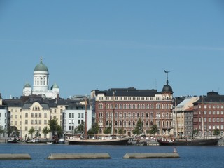 Fototapeta na wymiar Helsinki mit Dom im Hintergrund