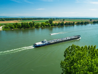 Obraz premium Frachtschiff und Motorboot auf dem Rhein