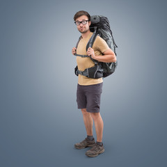 Wanderer mit großem Rucksack und kurzer Kleidung