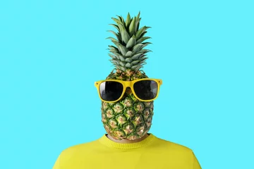 Ein Mann mit Ananas statt Kopf. Minimales Sommerkonzept. © Paopano