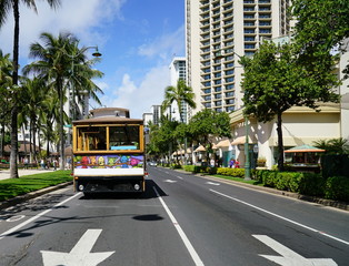 ハワイのカラカウア通りとトロリーバス
