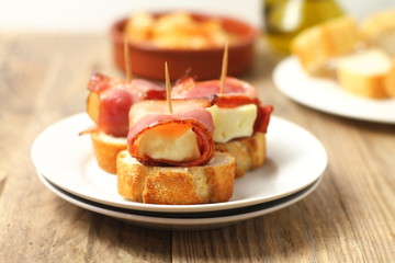 Bites with bacon and cheese