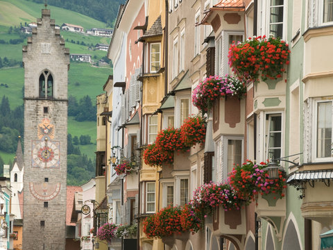 Hausfassaden in der Neustadt von Sterzing in Südtirol