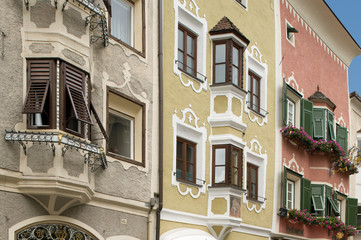 Hausfassaden in der Neustadt von Sterzing in S&uuml;dtirol