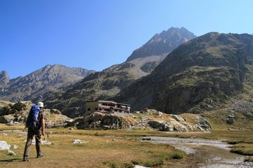 Fototapeta na wymiar Refuge Oulettes de Gaube, Pyrenäen, Wandern