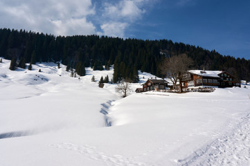 Kleines Dorf im Schnee