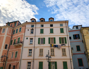 Naklejka premium old colored houses with laundry hanging at the window