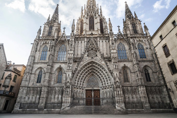 Fototapeta na wymiar Main entrance cathedral of Barcelona.