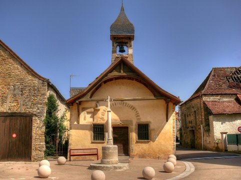 Petite &eacute;glise dans un village en Bourgogne.