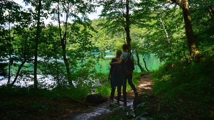 Fototapeta premium Paar an den Plitwitzer Seen - wandern - Plitvice
