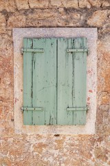 Fototapeta na wymiar Fenster - Holzfenster - mediterran - Kroatien 