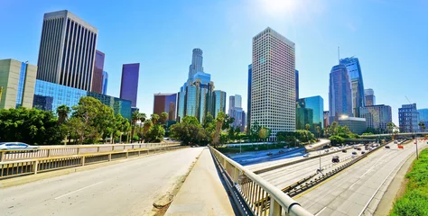 Poster Uitzicht op de kantoorgebouwen en hoofdwegen in het financiële district in Los Angeles op een zonnige dag. © Javen