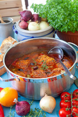 Mediteraner Hühnereintopf mit Paprika, Tomaten und Orangen