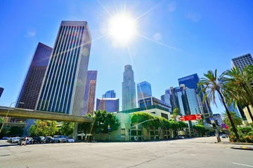 Crédence de cuisine en verre imprimé Los Angeles Vue sur les immeubles de bureaux et les routes principales du quartier financier de Los Angeles par une journée ensoleillée.