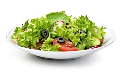  Heerlijke verse salade schotel op een witte plaat, geïsoleerd op een witte achtergrond. Gezonde eetscène, verse sla, tomaten, komkommer en olijven in een kom. © eivaisla
