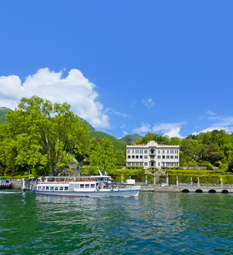 Panoramablick vom Comer See auf die Villa Carlotta und Park mit Ausflugsboot