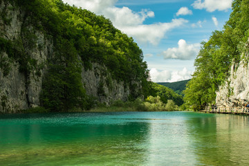 Obraz premium View of a rocky valley with the cloudy sky in the background, beautiful natural views. Photograph taken in the plitvice lakes natural park in croatia.