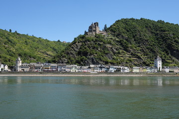 Sankt Goarshausen am Rhein mit Burg Katz nahe Loreley - Stockfoto