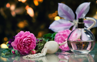 Obraz na płótnie Canvas glass perfume bottle flowers 