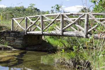 Fototapeta na wymiar Ponte sobre águas naturais. 