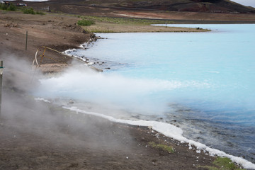 Landschaft mit Fumarole beim Mývatn Nature Bath / Kieselgurwerk in Nord-Island