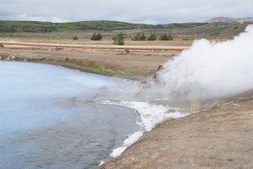 Landschaft mit Fumarole beim Mývatn Nature Bath / Kieselgurwerk in Nord-Island