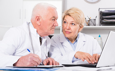 Obraz premium Male doctor and nurse