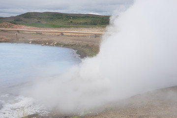 Landschaft mit Fumarole beim Mývatn Nature Bath / Kieselgurwerk in Nord-Island