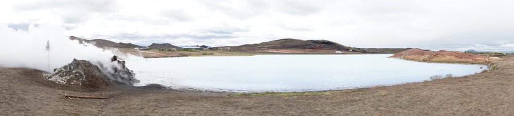 Landschaft mit Fumarole beim Mývatn Nature Bath / Kieselgurwerk in Nord-Island