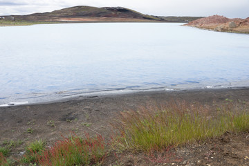 Landschaft mit Fumarole beim Mývatn Nature Bath / Kieselgurwerk in Nord-Island