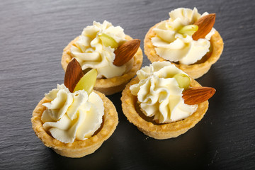 Tartlet with cream, grape and almond