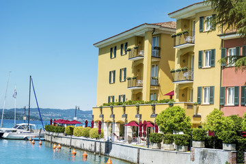 Fototapeta na wymiar Lago di Garda in Northern Italy and Colorful Buildings 