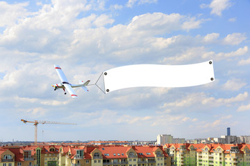 Reklama lotnicza, model samolot zdalnie sterowany z bilbordem reklamowym nad miastem Wrocław.