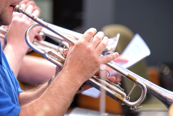 Musikant spielt Trompete in Big Band unter freiem Himmel - Nahaufnahme