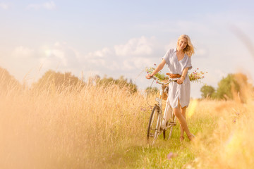 Frau mit Fahrrad und Blumen