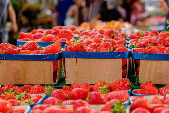 Boites de fraises au march&eacute;.