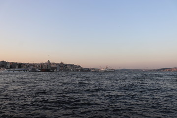 Fototapeta premium البحر والسماء والمدينة