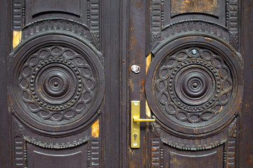 Circle ornament on the old door