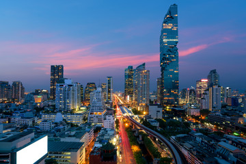 Fototapeta na wymiar Bangkok Transportation at Dusk with Modern Business Building from top view in Bangkok, Thailand.