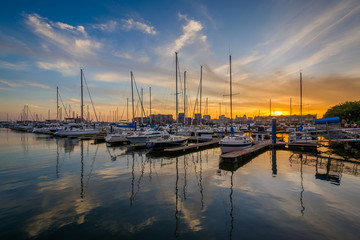 Obraz na płótnie Canvas Sunset over a marina in Canton, Baltimore, Maryland