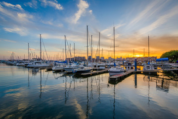 Fototapeta na wymiar Sunset over a marina in Canton, Baltimore, Maryland