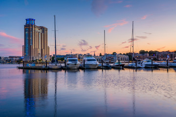 Fototapeta na wymiar A marina at sunset, at the Inner Harbor in Baltimore, Maryland