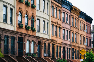 Colorful row houses in Harlem, Manhattan, New York City. - obrazy, fototapety, plakaty