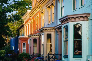 Fototapeta premium Colorful row houses on Independence Avenue in Capitol Hill, Washington, DC.