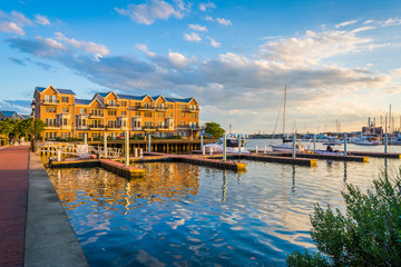 Obraz premium Docks and waterfront condominiums in Canton, Baltimore, Maryland